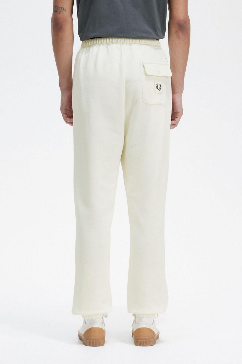 Pantalons Fred Perry Badge Detail Piste Pants Homme Ecru | FRJZR48081