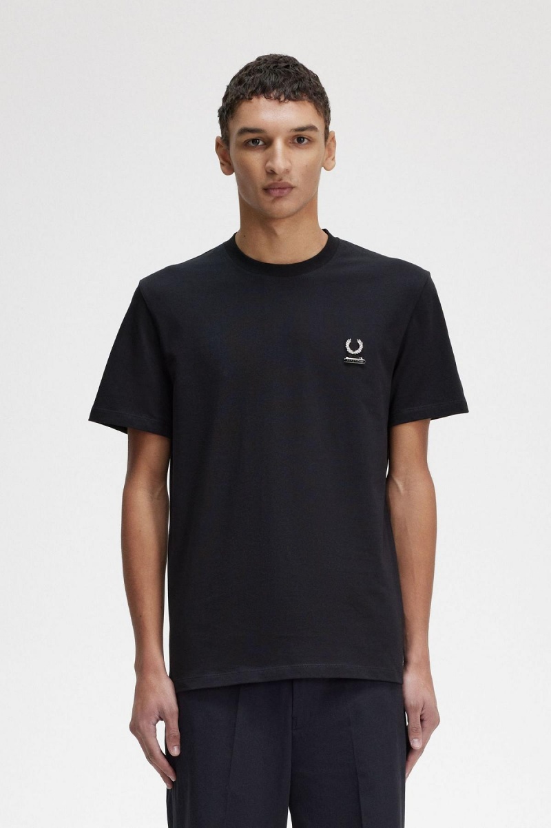 T Shirts Fred Perry Enamel Pin Homme Noir | FRNEJ37430